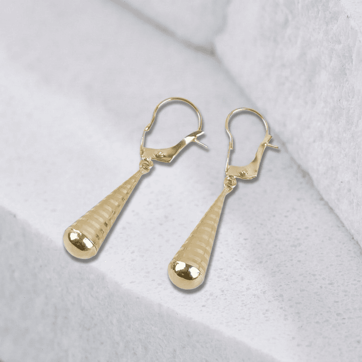 freepik__extract-the-stud-earrings-from-the-reference-image__74327cp