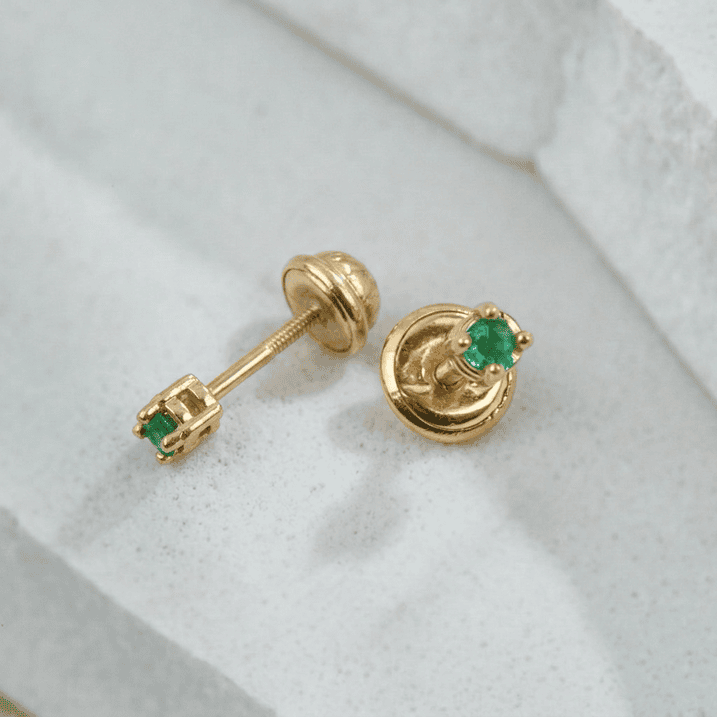 freepik__place-the-earrings-topos-from-the-reference-image-__31283cp