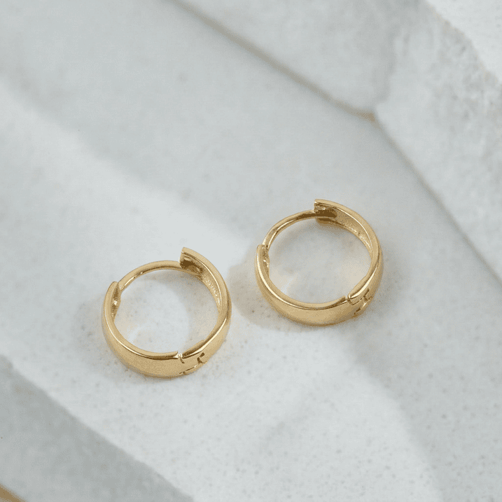 freepik__place-the-earrings-topos-from-the-reference-image-__31284cp