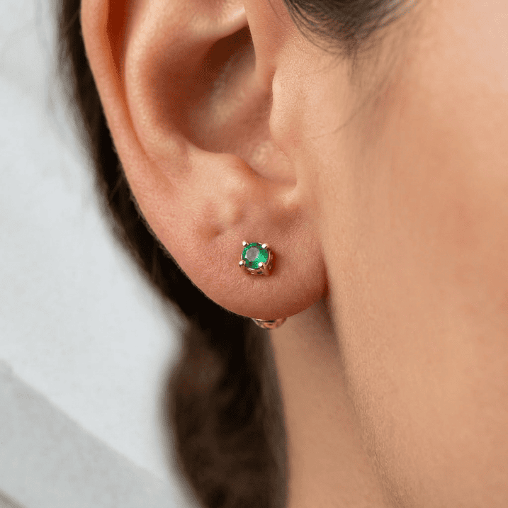 freepik__place-the-earrings-topos-from-the-reference-image-__31287cp