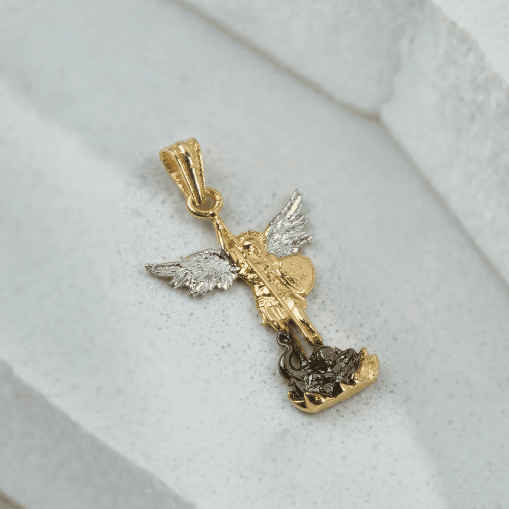 freepik__place-the-pendant-dije-from-the-reference-image-on__19359cp