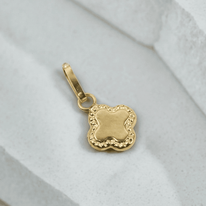 freepik__place-the-pendant-dije-from-the-reference-image-on__31279cp