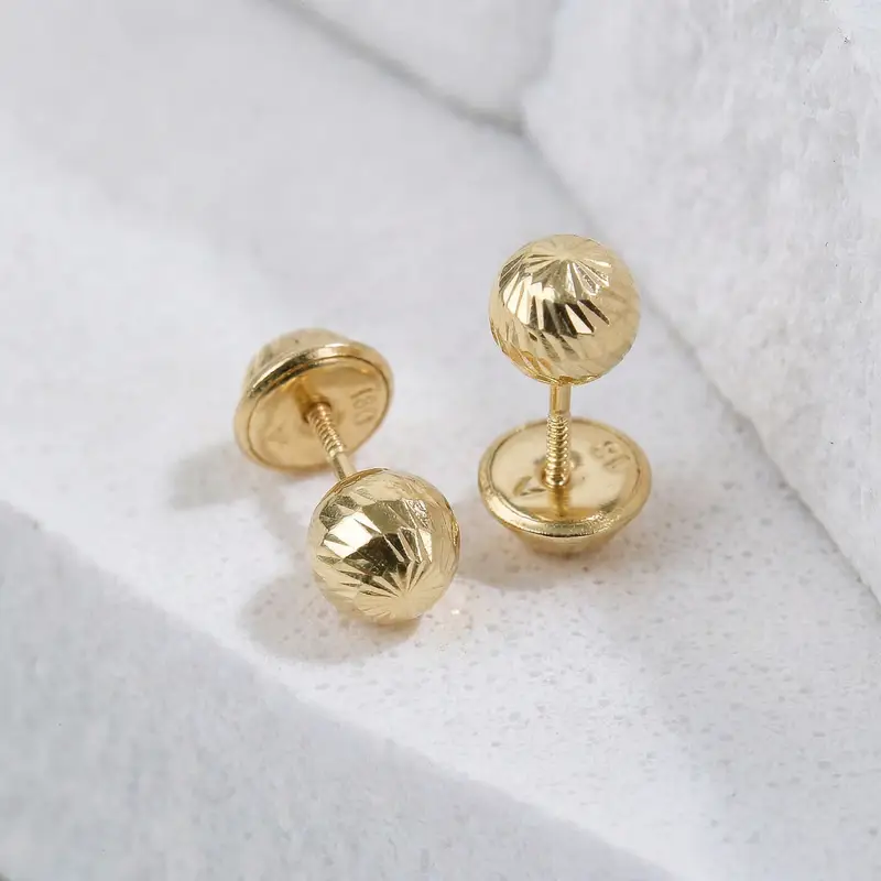 freepik_extract-the-stud-earrings_2745047414cp
