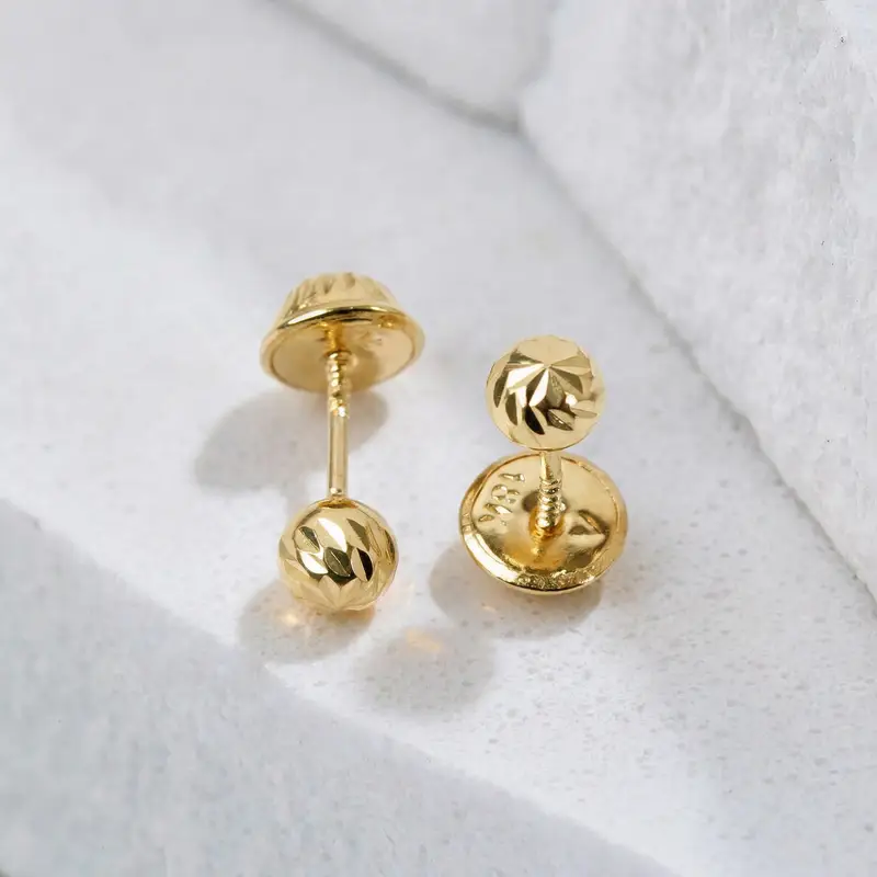 freepik_extract-the-stud-earrings_2745201753cp
